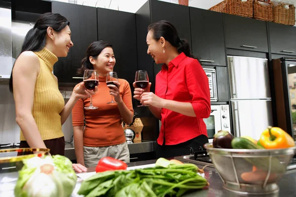 Três mulheres na cozinha — Fotografia de Stock