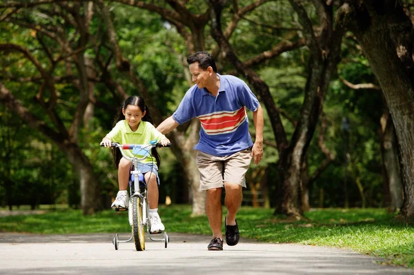 Padre e figlia nel parco — Foto Stock