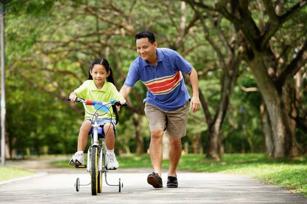 Chica padre corriendo detrás de ella — Foto de Stock