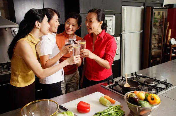 Drei Frauen in der Küche — Stockfoto