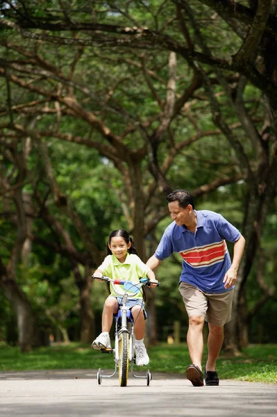 Ragazza padre correre accanto a lei — Foto Stock