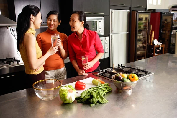 Três mulheres na cozinha — Fotografia de Stock