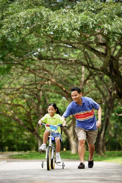 Κορίτσι ο πατέρας τρέχει παράλληλα με την — Φωτογραφία Αρχείου