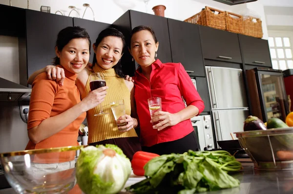 Три женщины на кухне — стоковое фото