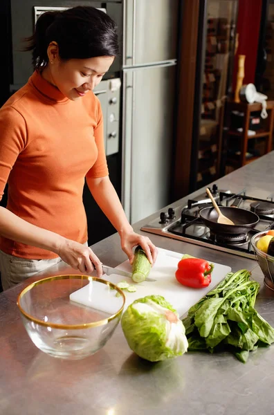 Mulher cortando legumes na cozinha, — Fotografia de Stock