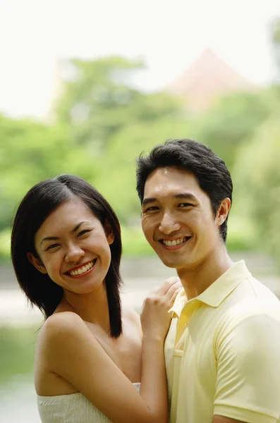 Pareja sonriendo a la cámara —  Fotos de Stock