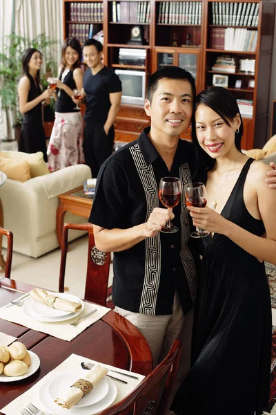 Casal em casa, segurando copos de vinho — Fotografia de Stock