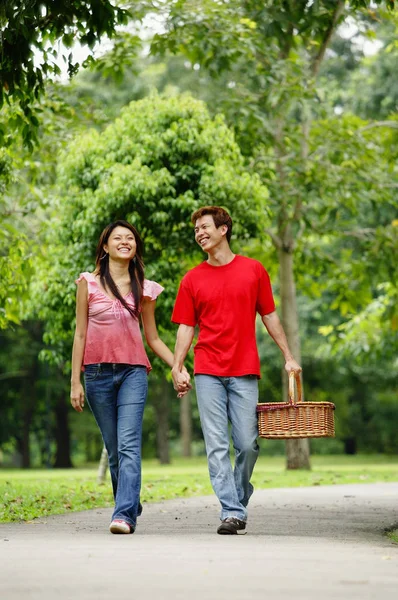 Koppel wandelen in park — Stockfoto