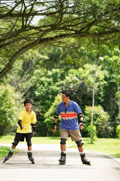 Padre e figlio nel parco — Foto Stock