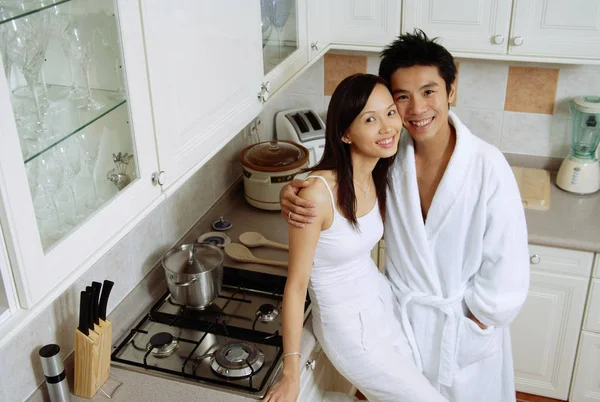 Couple in kitchen, smiling — Stock Photo, Image