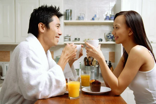 Casal na cozinha, tomando café da manhã — Fotografia de Stock