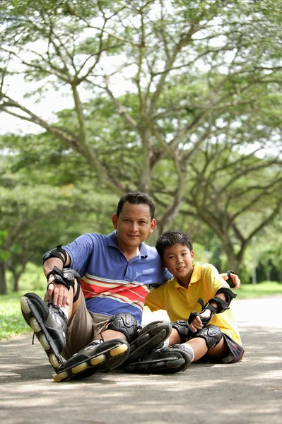 Padre e hijo en patines — Foto de Stock