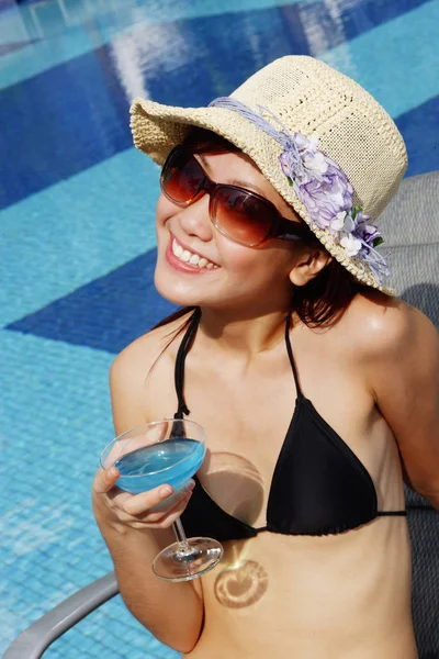 Mujer en bikini y gafas de sol —  Fotos de Stock