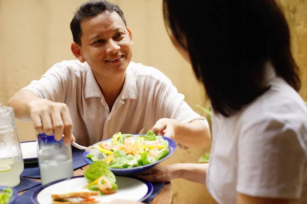 Mann serviert Frau Salat — Stockfoto