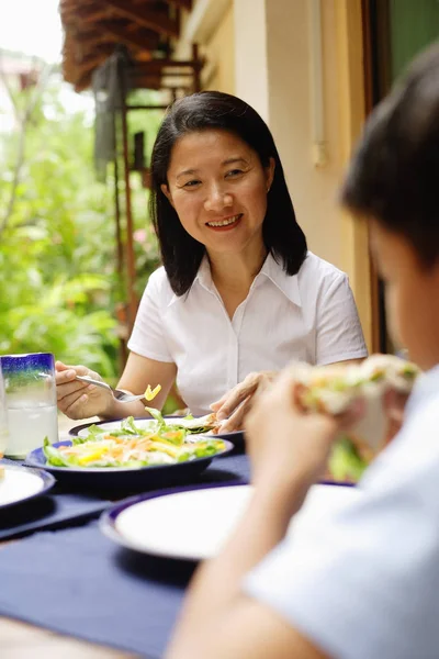 Asiatisches Familienessen — Stockfoto