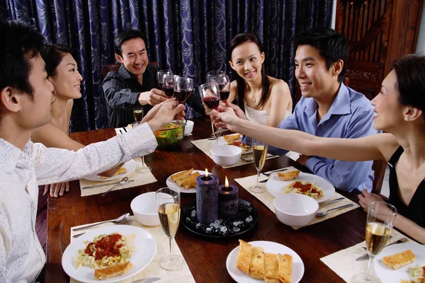 Adulti a una cena — Foto Stock