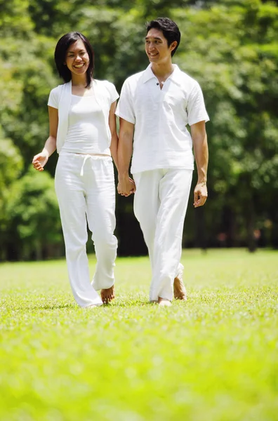 Par promenader i parken — Stockfoto