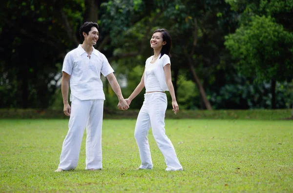 Pareja cogida de la mano — Foto de Stock