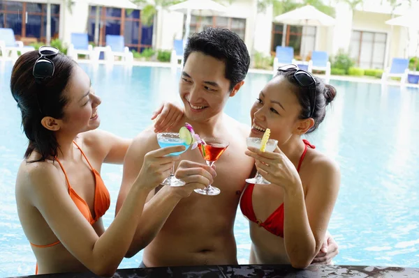 Adultos jóvenes en la piscina — Foto de Stock