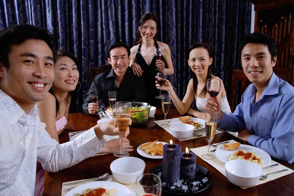Adultos en una cena — Foto de Stock