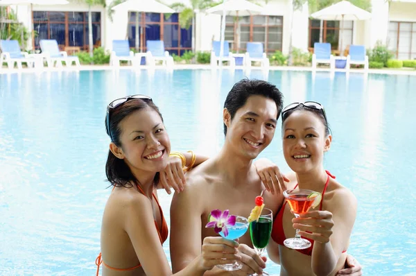 Junge Erwachsene im Schwimmbad — Stockfoto