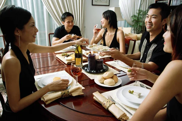 Adultos teniendo una cena — Foto de Stock