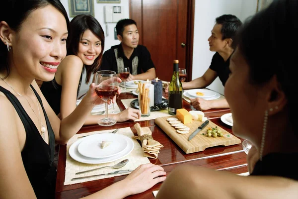 Adultos teniendo una cena — Foto de Stock