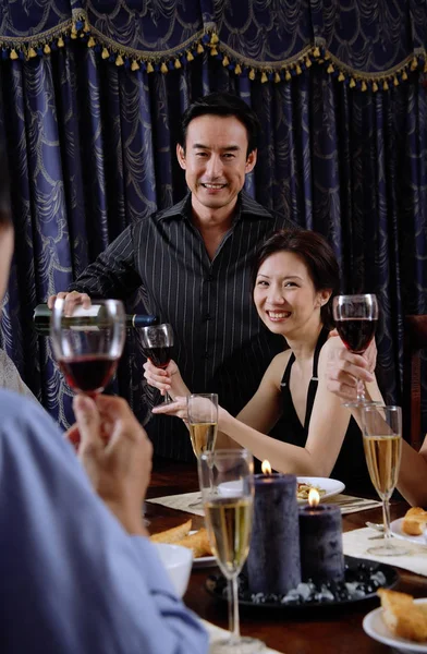 Casal segurando copos de vinho — Fotografia de Stock