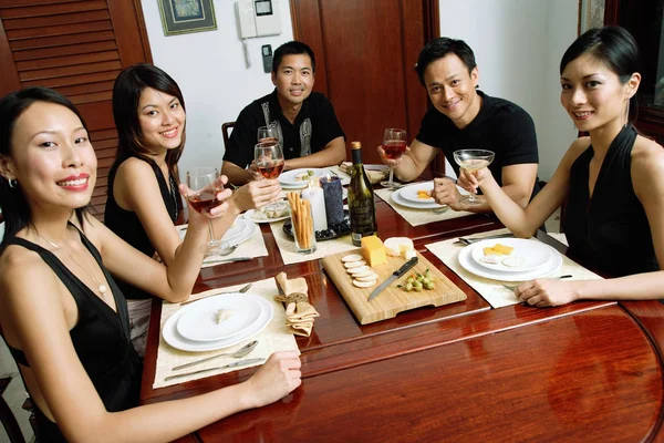 Adultos teniendo una cena — Foto de Stock