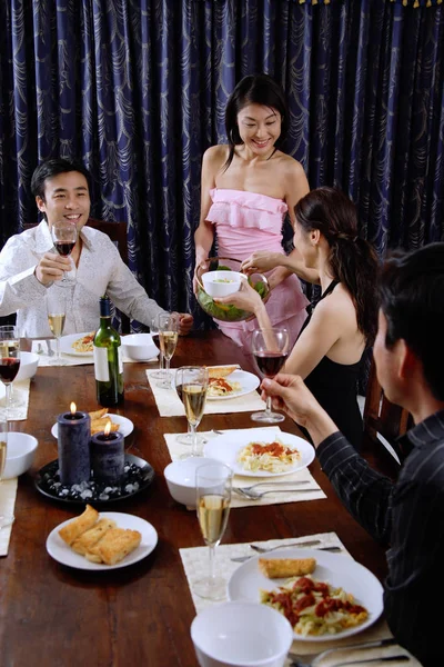 Adulti a una cena — Foto Stock