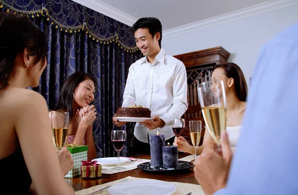 Amigos en la mesa de comedor — Foto de Stock