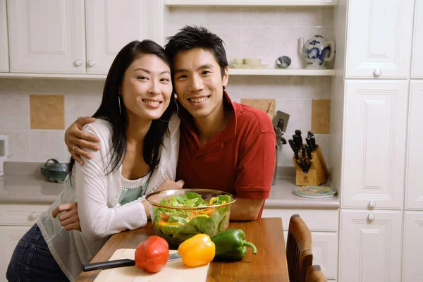 Mutfak tezgahına eğilerek Çift — Stok fotoğraf