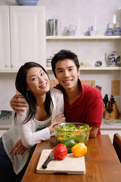 Casal lado a lado na cozinha — Fotografia de Stock