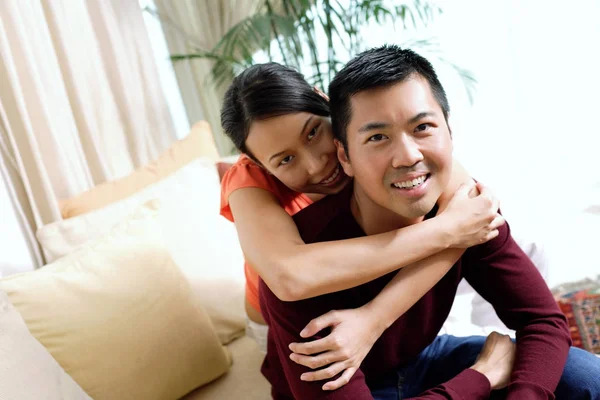 Jovem casal em casa — Fotografia de Stock