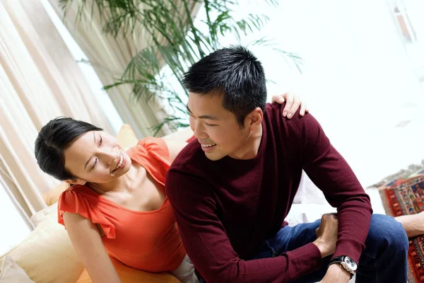 Jovem casal em casa — Fotografia de Stock