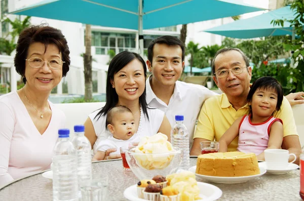 Feliz asiático familia al aire libre —  Fotos de Stock