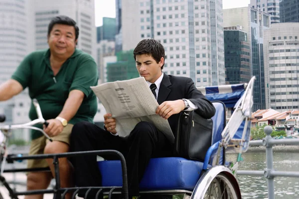 三輪自転車に座っているビジネスマン — ストック写真