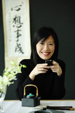 Kadın bir fincan çay var