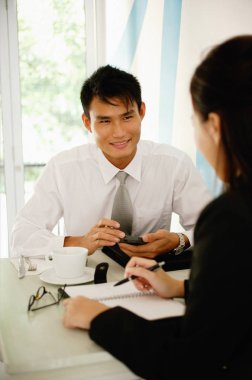 İş adamları tartışıyorlar.