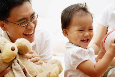 Kızı ile aile oyun