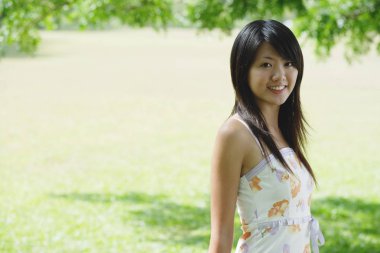 Kameraya gülümseyen kadın