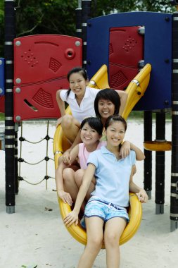 Slayt üzerinde oturan kadın