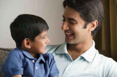 Baba oğluna sarılıyor.