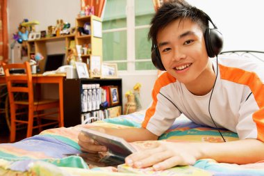 Çocuk müzik dinliyor.