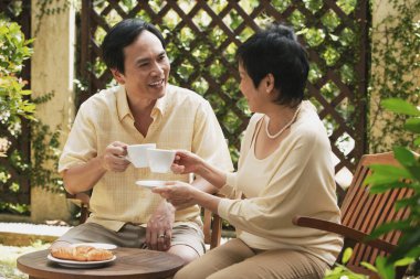 çay bahçesi içinde olan çift