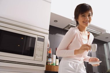 Genç bayan mutfakta.