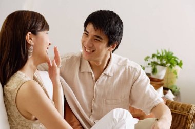 çift kanepede oturuyor.