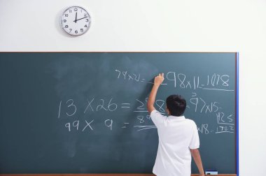 Kara tahta ayakta çocuk 