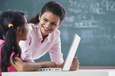 öğretmen ve laptop kız 