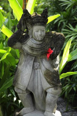 Kırmızı çiçekli Hindu heykeli